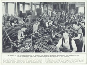 Bren-geweren worden afgewerkt en geassembleerd in een van de kleine wapenfabrieken van de overheid, uit The Illustrated War News, gepubliceerd op 22 november 1939 door English Photographer